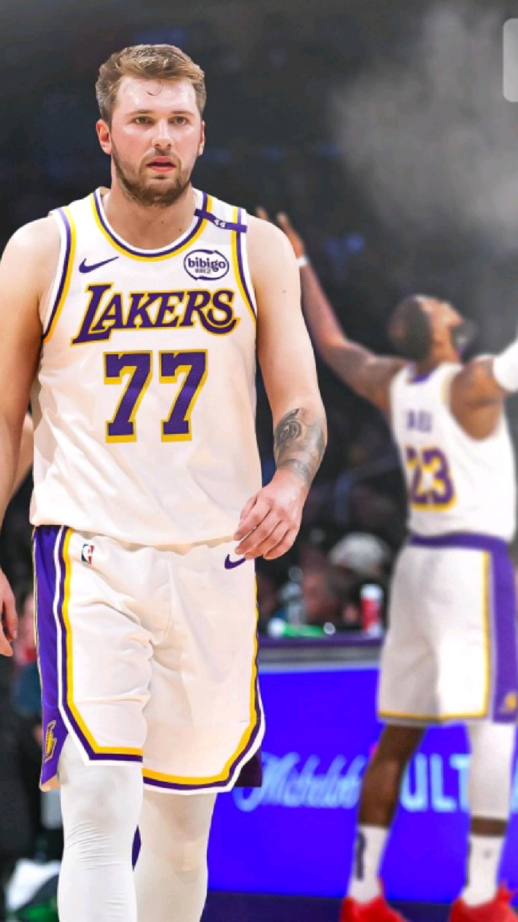 开云-东契奇回归赛场，惊险取胜首场状态亮眼，湖人观众沸腾！的简单介绍